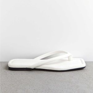 NWT OAK + FORT Padded Flip Flops